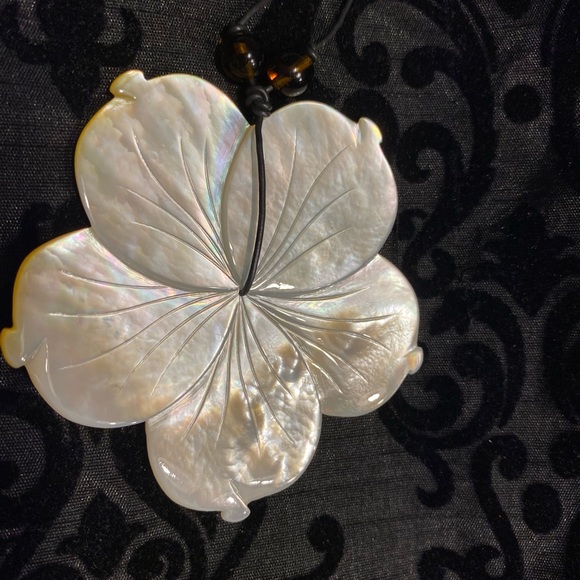 Flower shell necklace - Picture 2 of 2